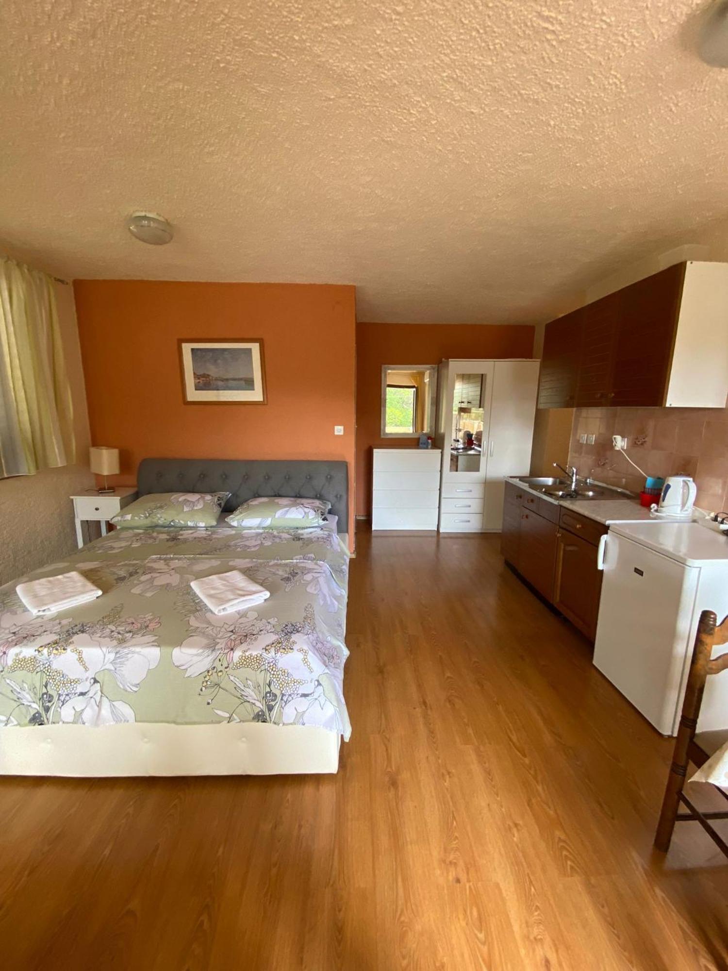 Apartmani Rina Kadumi Esterno foto